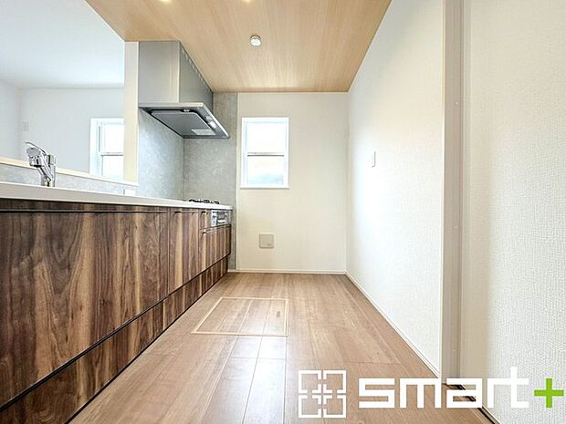 ～使い勝手の良いシステムキッチン～ ・料理がしやすい設計のキッチンでお料理もはかどりますね。 ・もちろんキッチン下部は収納になっておりますので、フライパンなども収納可能です。 