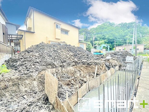 ~ベタ基礎でしっかりとした土台~ ・コンクリートの中に鉄筋を配し強度を高めた「ベタ基礎」を採用。 ・しっかりとした土台を造ったうえで、その上に建物が築造されていきます。