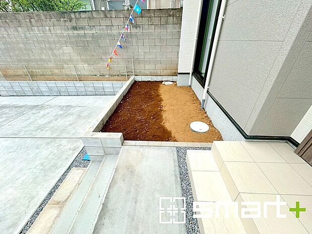 ～お庭もある余裕の敷地～ ・広々した敷地にはお庭もご用意。お庭があるだけで余裕を感じますね。 ・防草シートや人工芝の敷設などのオプションもお気軽にご相談くださいませ。