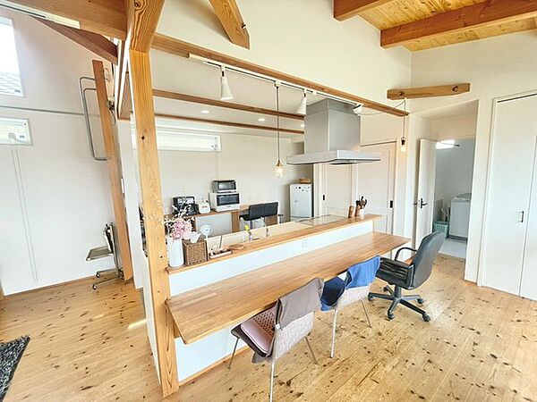 ～広々キッチンスペース～ ・キッチンスペースは余裕のある広さとなっており、キッチン内のでのすれ違いも楽々。 ・お料理や洗い物がしやすい設計となっております。