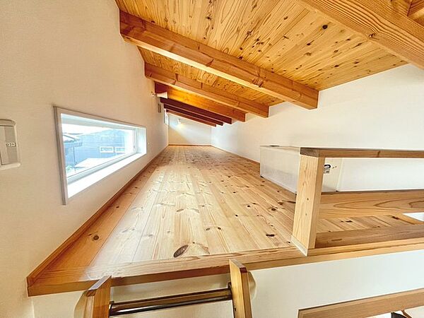 ～空間を生かしたロフト収納～ ・お部屋の空間を生かして、2帖分のスペースのロフトを採用しました。