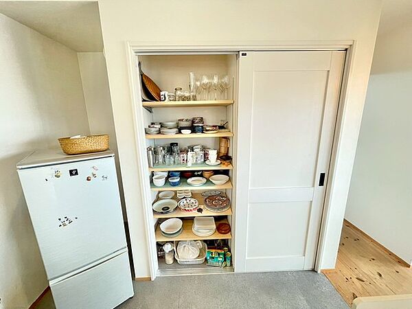 ～パントリーのあるお住まい～ ・キッチン横にパントリー（食糧庫）をご用意。買い溜めした食材などはもちろん、ティッシュなどの置場としてもご利用いただけます。 ・ぜひ現地でご確認くださいませ。