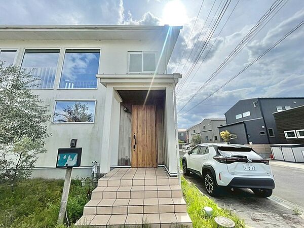 ～新築のように綺麗な外観～ ・築年数が経っておりませんので、見た目に古さを感じさせない綺麗な外観となっております。 ・リフォームなどに費用が掛からない分、他の部分に予算を回せますよ。