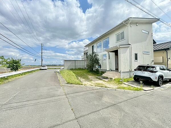 ～閑静な住宅街の立地～ ・周辺は閑静な住宅街となっておりますので、静かな暮らしをご実現いただけます。 ・前面道路の交通量も多くないので、小さなお子様がいるご家庭でもご安心ですね。