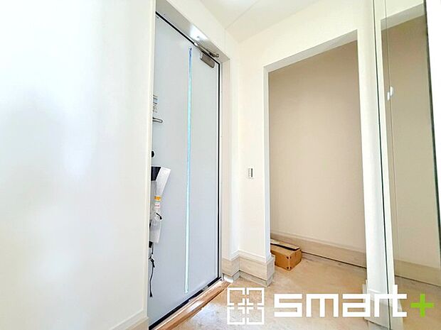~シューズインクロークのある玄関~ ・玄関横にシューズインクロークをご用意。 ・追加の靴置きとしてはもちろん、スキー・ゴルフなど趣味の用具の置場としてもご利用いただけます。