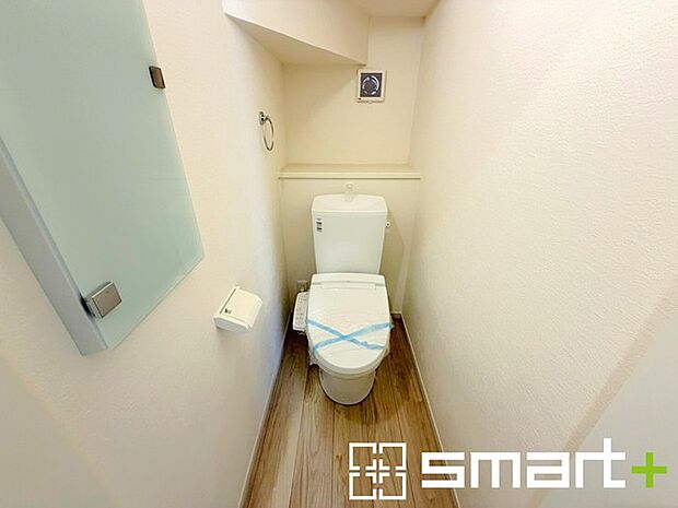 ～埋め込み式の収納～ ・トイレットペーパーを収納できる埋め込み式のトイレ収納。 ・床に置かなくて済むので掃除も楽々です。 