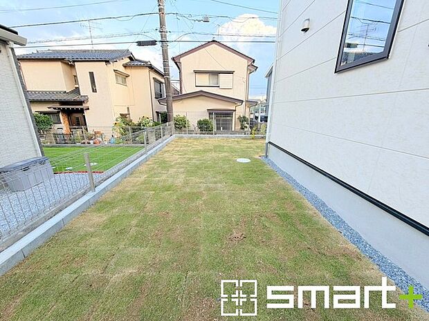～広々したお庭のある邸宅～ ・余裕の敷地には広いお庭もご用意。 ・ガーデニングや安らぎの空間として、倉庫を置いたりと様々な活用が可能です。 ・人工芝の敷設などもお気軽にご相談くださいませ。 