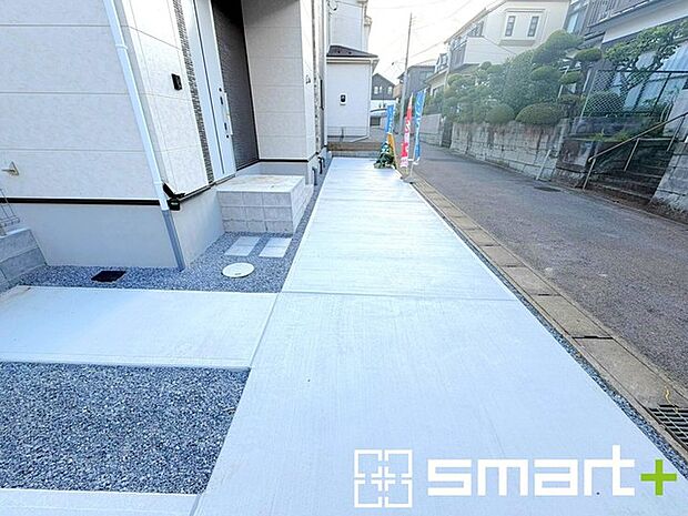 ~ゆとりあるカースペース~ ・セカンドカーや来客時にも困らないカースペース2台分。物置や駐輪スペースなどにも利用できますね。 ・カーポートなどのオプションもお気軽にご相談くださいませ。