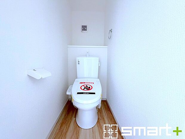 ~やはり便利なタンク式トイレ~ ・最近はタンクレストイレもございますが、タンク式の場合は停電時もお水を流すことが可能。 ・故障時なども比較的費用が安くなるなど、メリットが多くなります。