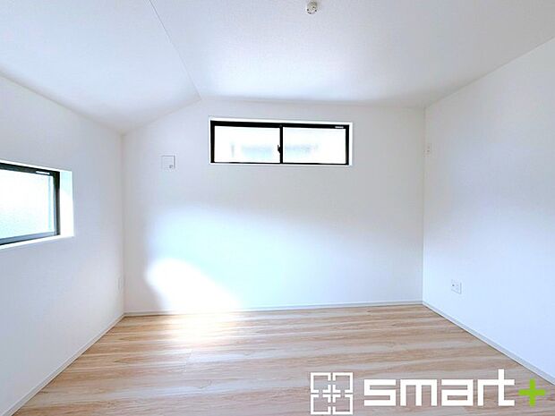 ~2面採光の明るいお部屋~ ・洋室は2面採光とする事で穏やかな陽の入る明るい空間となっております。 ・くつろぎのプライベート時間を明るい空間で穏やかにお過ごしいただけます。