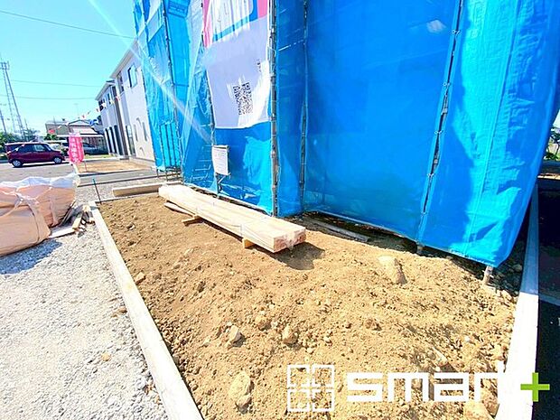 ~お庭もある余裕の敷地~ ・広々した敷地にはお庭もご用意。お庭があるだけで余裕を感じますね。 ・防草シートや人工芝の敷設などのオプションもお気軽にご相談くださいませ。