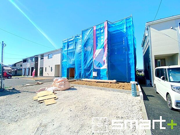 ~ゆとりあるカースペース~ ・セカンドカーや来客時にも困らないカースペース2台分。物置や駐輪スペースなどにも利用できますね。 ・カーポートなどのオプションもお気軽にご相談くださいませ。