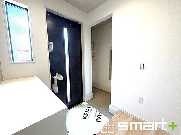 ～圧迫感のない明るい玄関～　 ・窓に加えて玄関ドアのガラス部分からも穏やかな陽が入り、明るい玄関になります。 ・備え付けのシューズボックスはたっぷりしまえて玄関がスッキリ片付きますね。 