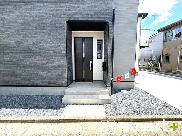 ～お住まいの顔「玄関」～ ・玄関ドアの上にはもちろん軒がございますので、雨の日でも濡れずに鍵の開閉が可能です。 ・鍵は防犯性に優れたディンプルキーを採用。 