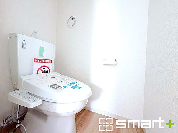 ～やはり便利なタンク式トイレ～ ・最近はタンクレストイレもございますが、タンク式の場合は停電時もお水を流すことが可能。 ・故障時なども比較的費用が安くなるなど、メリットが多くなります。 