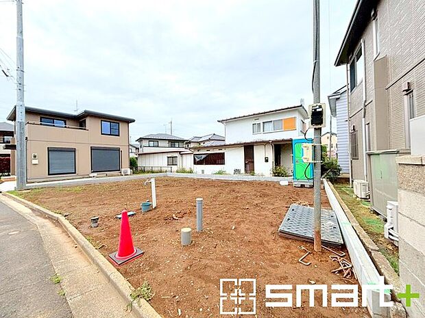 ~ベタ基礎でしっかりとした土台~ ・コンクリートの中に鉄筋を配し強度を高めた「ベタ基礎」を採用。 ・しっかりとした土台を造ったうえで、その上に建物が築造されていきます。