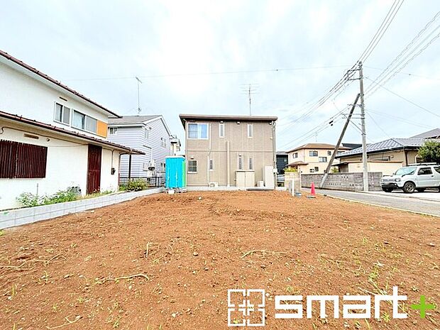 ~閑静な住宅街の立地~ ・周辺は閑静な住宅街となっておりますので、静かな暮らしをご実現いただけます。 ・前面道路の交通量も多くないので、小さなお子様がいるご家庭でもご安心ですね。