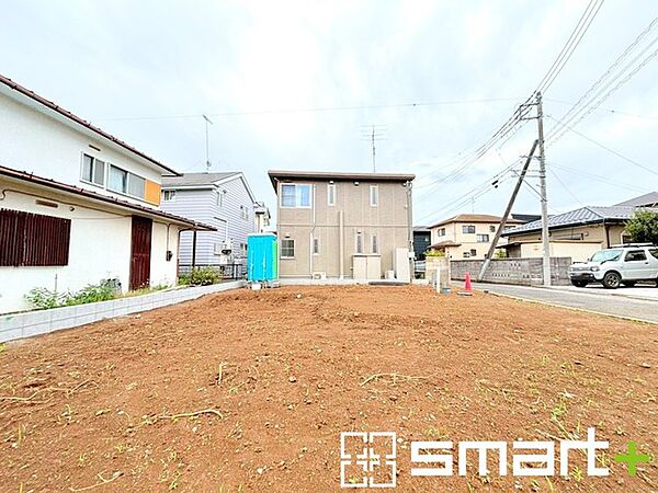 ～閑静な住宅街の立地～ ・周辺は閑静な住宅街となっておりますので、静かな暮らしをご実現いただけます。 ・前面道路の交通量も多くないので、小さなお子様がいるご家庭でもご安心ですね。