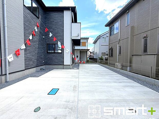 ～ゆとりあるカースペース～ ・セカンドカーや来客時にも困らないカースペース2台分。物置や駐輪スペースなどにも利用できますね。 ・カーポートなどのオプションもお気軽にご相談くださいませ。 