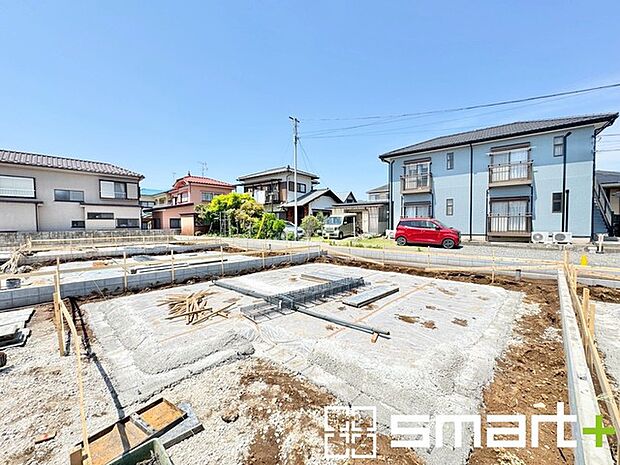 ～ベタ基礎でしっかりとした土台～ ・コンクリートの中に鉄筋を配し強度を高めた「ベタ基礎」を採用。 ・しっかりとした土台を造ったうえで、その上に建物が築造されていきます。 
