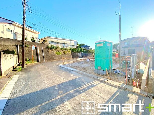 ~閑静な住宅街の立地~ ・周辺は閑静な住宅街となっておりますので、静かな暮らしをご実現いただけます。 ・前面道路の交通量も多くないので、小さなお子様がいるご家庭でもご安心ですね。