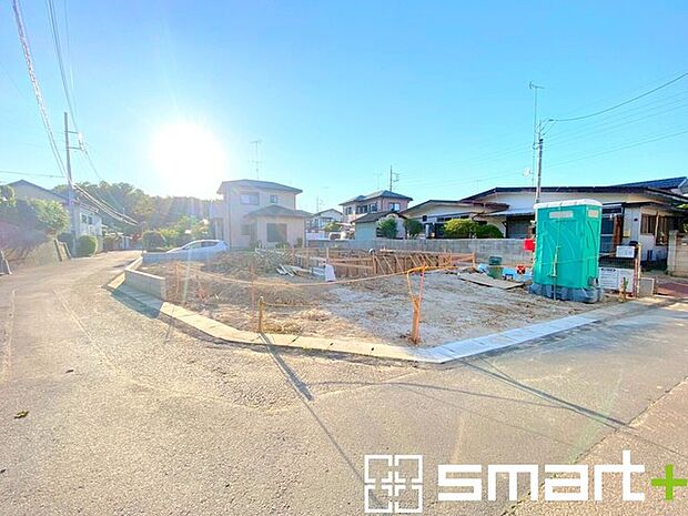 ～開放感ある角地のお住まい～ ・2方向が空く事で開放感のある角地に位置しております。 ・窮屈な感じが無く、ゆったりと暮らせるこの魅力をぜひ現地でご体感くださいませ。 