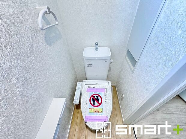 ~埋め込み式の収納~ ・トイレットペーパーを収納できる埋め込み式のトイレ収納。 ・床に置かなくて済むので掃除も楽々です。