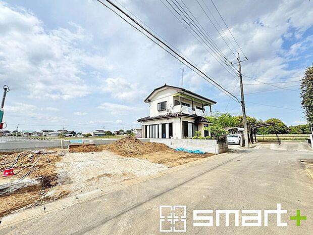 ~閑静な住宅街の立地~ ・周辺は閑静な住宅街となっておりますので、静かな暮らしをご実現いただけます。 ・前面道路の交通量も多くないので、小さなお子様がいるご家庭でもご安心ですね。