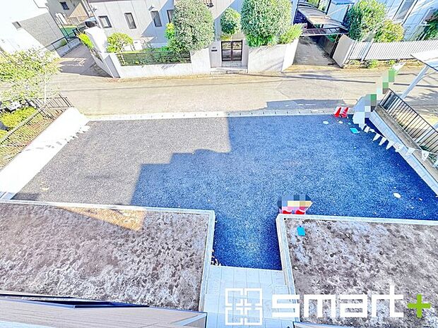 ~お庭もある余裕の敷地~ ・広々した敷地にはお庭もご用意。お庭があるだけで余裕を感じますね。 ・防草シートや人工芝の敷設などのオプションもお気軽にご相談くださいませ。