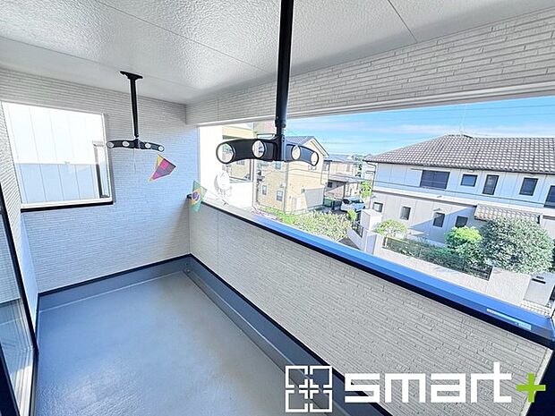 ~屋根付きのバルコニー~ ・バルコニーは屋根付きなので急な雨でも安心です。 ・奥行きもあるので洗濯物が干しやすいのも嬉しいポイントですね。