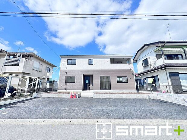 ~ゆとりあるカースペース~ ・セカンドカーや来客時にも困らないカースペース2台分は並列駐車可能でお車の出し入れもラクラク。 ・自転車やバイク、物置などもおける余裕の広さです。