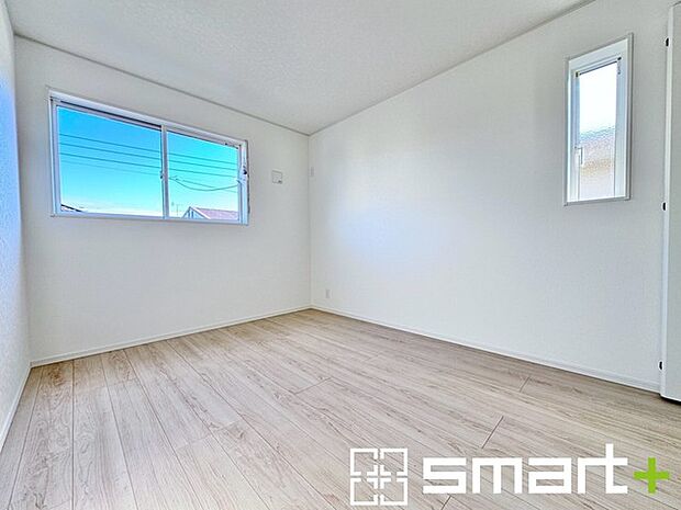 ~2面採光の明るいお部屋~ ・洋室は2面採光とする事で穏やかな陽の入る明るい空間となっております。 ・くつろぎのプライベート時間を明るい空間で穏やかにお過ごしいただけます。