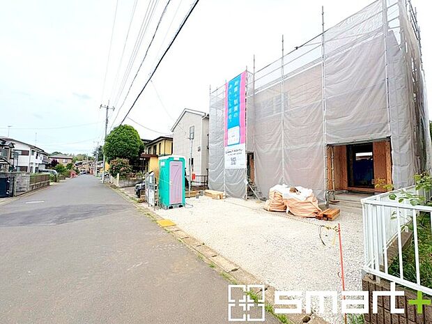 ~閑静な住宅街の立地~ ・周辺は閑静な住宅街となっておりますので、静かな暮らしをご実現いただけます。 ・前面道路の交通量も多くないので、小さなお子様がいるご家庭でもご安心ですね。