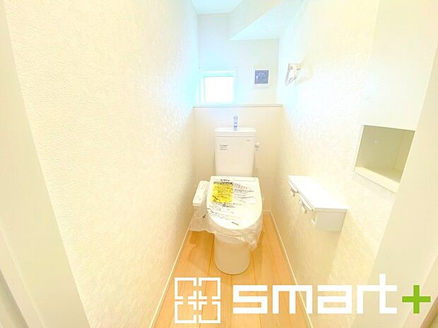 ～やはり便利なタンク式トイレ～ ・最近はタンクレストイレもございますが、タンク式の場合は停電時もお水を流すことが可能。 ・故障時なども比較的費用が安くなるなど、メリットが多くなります。 