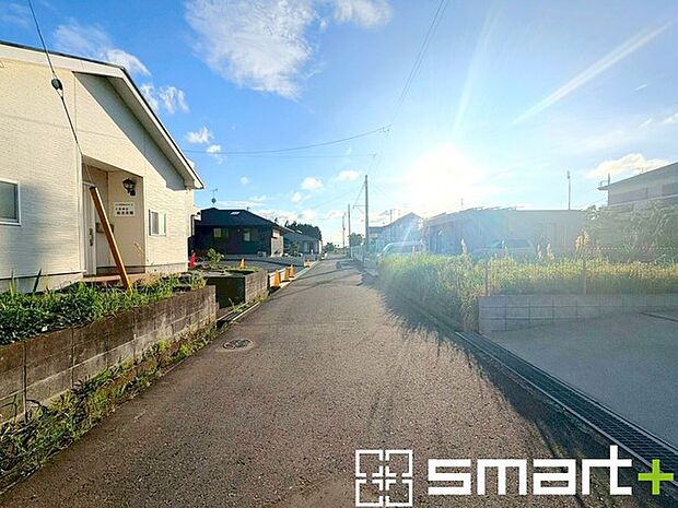 ~閑静な住宅街の立地~ ・周辺は閑静な住宅街となっておりますので、静かな暮らしをご実現いただけます。 ・前面道路の交通量も多くないので、小さなお子様がいるご家庭でもご安心ですね。
