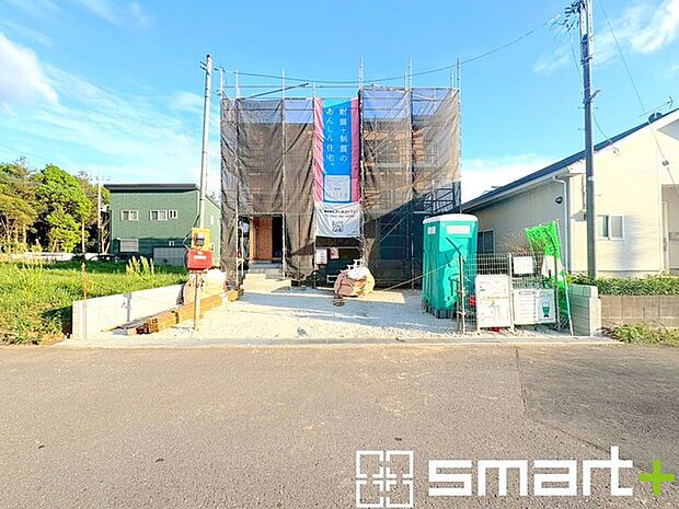 ～十分な広さのある前面道路～ ・前面道路は約5ｍございますので、お車でのすれ違いも楽々で余計なストレスがかかりません。 ・日々お車での移動が多い方には大切なポイントですね。 