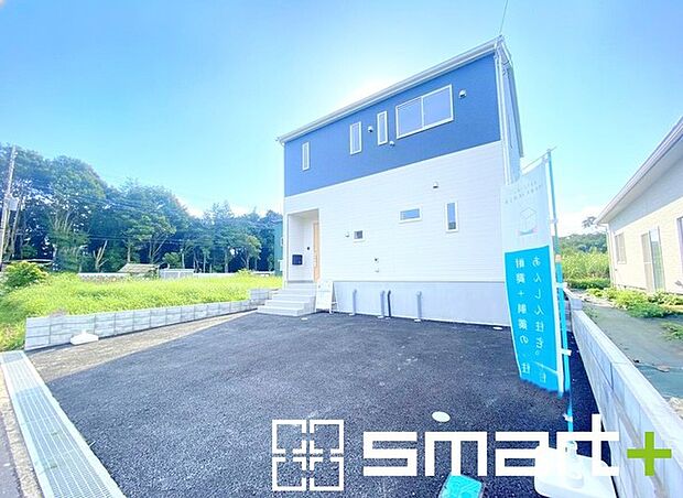 ～駐車場は2台分ご用意～ ・駐車場は2台分ございますので、車通勤の方や複数台お持ちの方にもお勧めのお住まいです。 ・カーポートなどのオプションもお気軽にご相談くださいませ。 