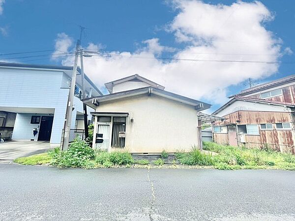 ～十分な広さのある前面道路～ ・前面道路は約7ｍございますので、お車でのすれ違いも楽々で余計なストレスがかかりません。 ・日々お車での移動が多い方には大切なポイントですね。