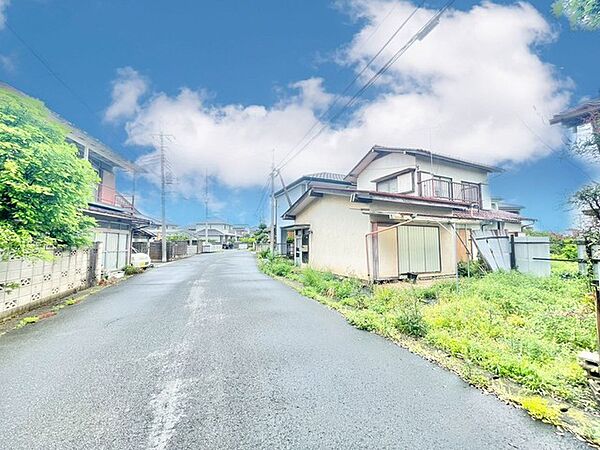 ～閑静な住宅街の立地～ ・周辺は閑静な住宅街となっておりますので、静かな暮らしをご実現いただけます。 ・前面道路の交通量も多くないので、小さなお子様がいるご家庭でもご安心ですね。