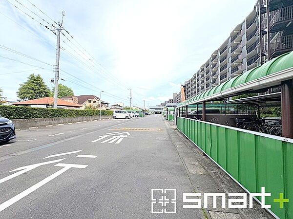 ～便利な平面駐車場～ ・広い敷地を活かした平面式の駐車場。車の出し入れが楽で利便性に優れます。 ・空き状況などもお気軽にお問い合わせくださいませ。