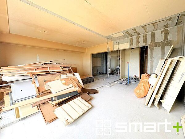 ～窓からはたっぷりの陽光～ ・穏やかな陽だまりに包まれる居心地の良いＬＤＫは、ご家族が自然と集まる憩いのスペースに。 ・家事をしながらご家族との会話が楽しめる人気のカウンターキッチンも魅力。