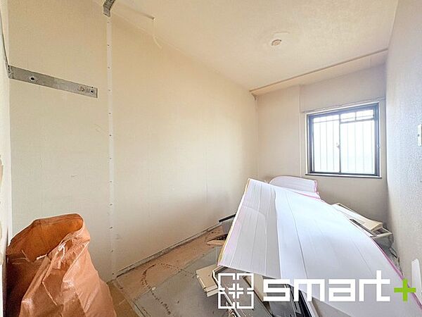 ～収納豊富な洋室～ ・各居室に備え付けの収納をご用意。タンスなどを置く場合と比べ出っ張らないので部屋の中を有効のご活用いただけます。 ・収納の広さなどぜひ現地でご確認くださいませ。