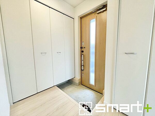 ～穏やかな陽が入る玄関～ ・玄関ドアにガラス部分を設ける事で穏やかな陽の入る玄関になります。 ・備え付けのシューズボックスはたっぷりしまえて玄関がスッキリ片付きますね。