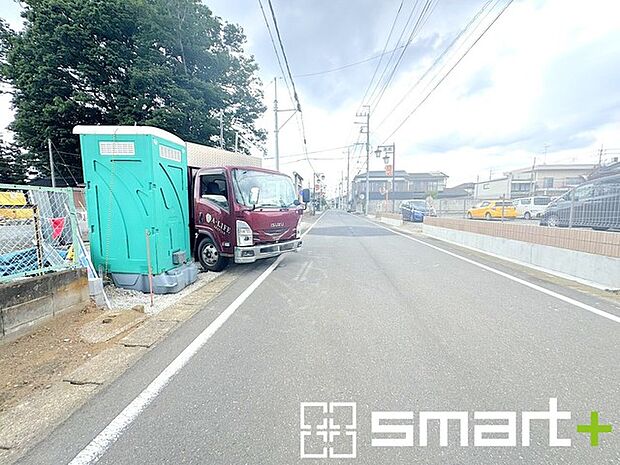 ~閑静な住宅街の立地~ ・周辺は閑静な住宅街となっておりますので、静かな暮らしをご実現いただけます。 ・前面道路の交通量も多くないので、小さなお子様がいるご家庭でもご安心ですね。