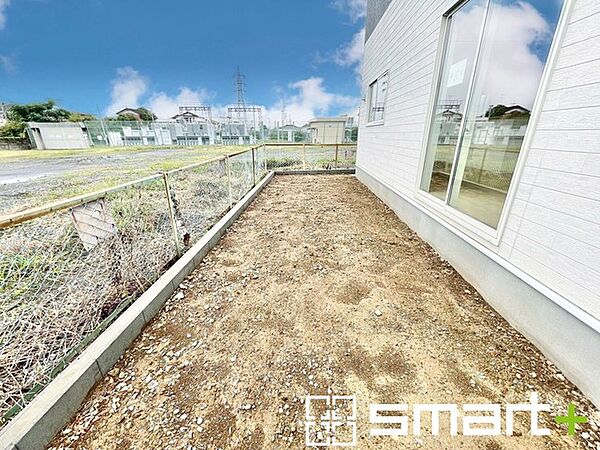 ～お庭もある余裕の敷地～ ・広々した敷地にはお庭もご用意。お庭があるだけで余裕を感じますね。 ・防草シートや人工芝の敷設などのオプションもお気軽にご相談くださいませ。