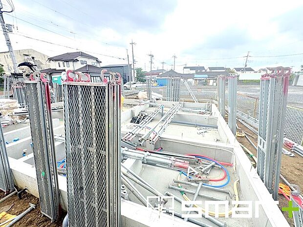 ~ベタ基礎でしっかりとした土台~ ・コンクリートの中に鉄筋を配し強度を高めた「ベタ基礎」を採用。 ・しっかりとした土台を造ったうえで、その上に建物が築造されていきます。