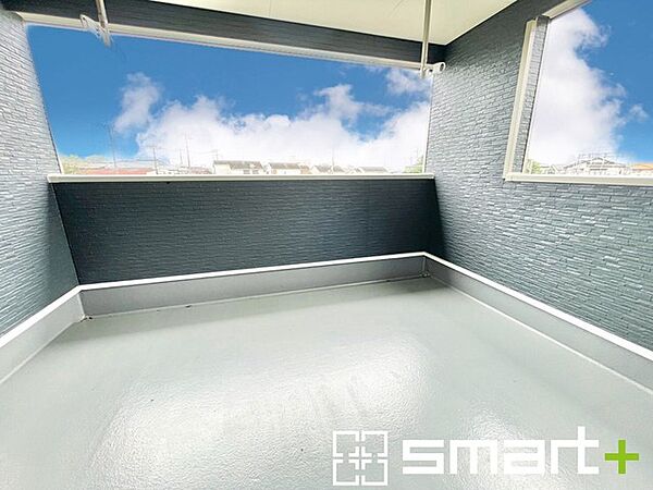 ～屋根付きのバルコニー～ ・バルコニーは屋根付きなので急な雨でも安心です。 ・奥行きもあるので洗濯物が干しやすいのも嬉しいポイントですね。