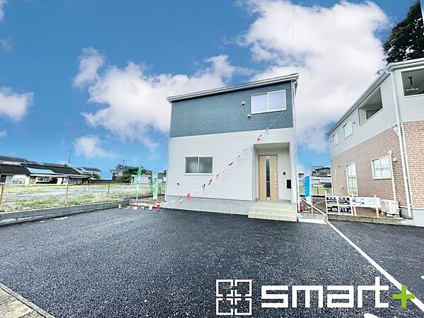 ～ゆとりあるカースペース～ ・セカンドカーや来客時にも困らないカースペース2台分。物置や駐輪スペースなどにも利用できますね。 ・カーポートなどのオプションもお気軽にご相談くださいませ。