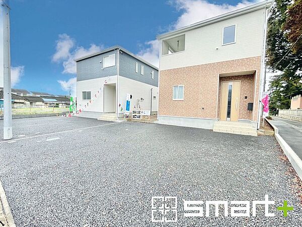 ～ゆとりあるカースペース～ ・セカンドカーや来客時にも困らないカースペース2台分。物置や駐輪スペースなどにも利用できますね。 ・カーポートなどのオプションもお気軽にご相談くださいませ。