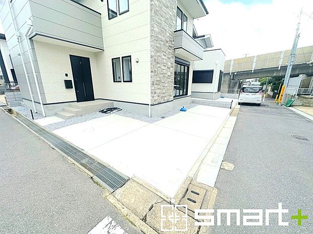 ～駐車場は2台分ご用意～ ・駐車場は2台分ございますので、車通勤の方や複数台お持ちの方にもお勧めのお住まいです。 ・カーポートなどのオプションもお気軽にご相談くださいませ。 